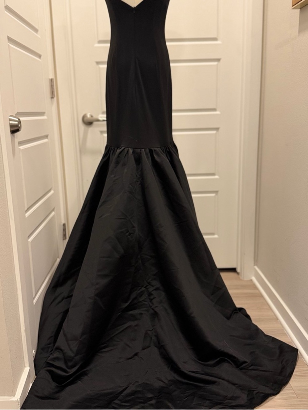 Elegant Black Bow-Accent Evening Dress - Picture 10 of 12